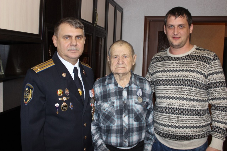 Александр Малков с волонтёрами, вернувшими медаль