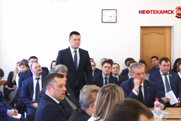 За Ратмира Мавлиева (он стоит) депутаты совета проголосовали единогласно