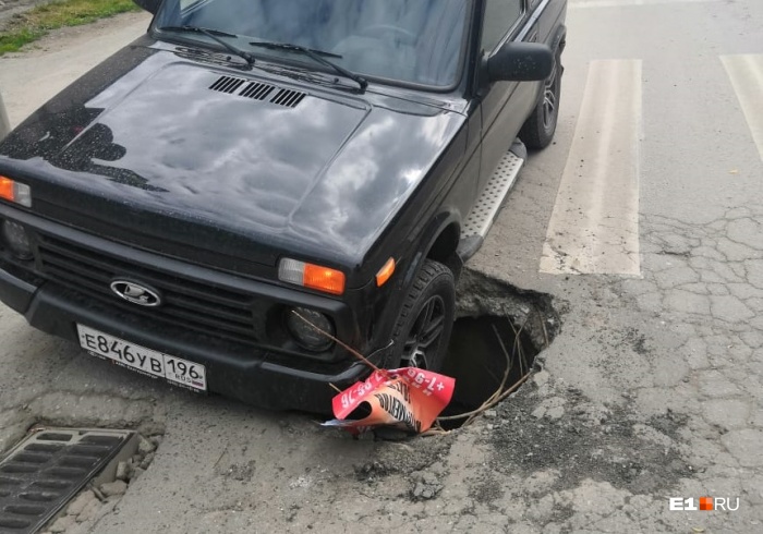 Похоже, водитель заметил открытый люк слишком поздно и не успел объехать Похоже, водитель заметил открытый люк слишком поздно и не успел объехать