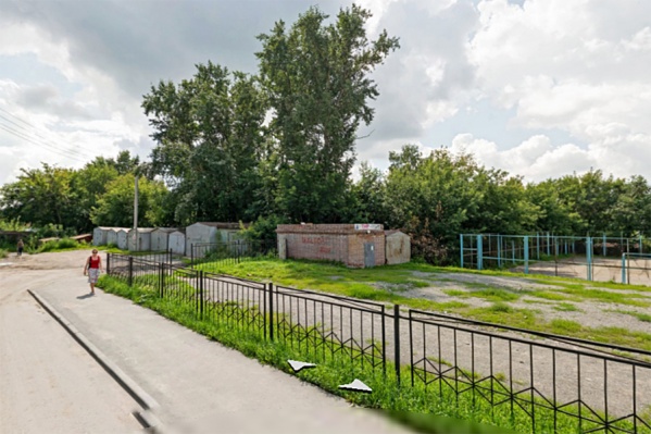 Детский сад запланирован за школой <nobr class="_">№ 3</nobr>2 — участок зарос деревьями и заставлен металлическими гаражами Детский сад запланирован за школой <nobr class="_">№ 3</nobr>2 — участок зарос деревьями и заставлен металлическими гаражами