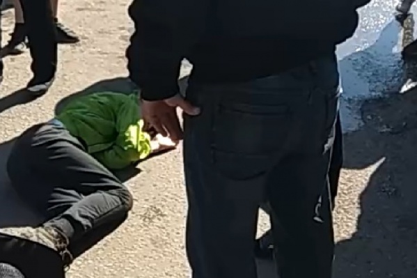 Вокруг ребёнка собралась толпа, ему вызвали скорую Вокруг ребёнка собралась толпа, ему вызвали скорую
