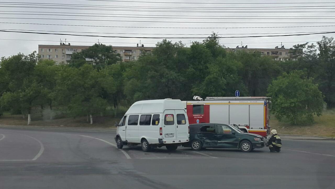 В Волгограде на проспекте Ленина иномарка протаранила маршрутку