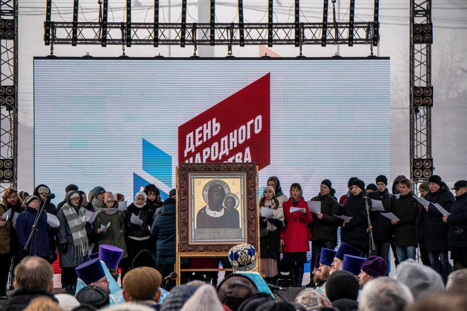 Казанская икона Божией Матери стала символом объединения представителей разных национальностей, сословий, вероисповеданий русского народа Казанская икона Божией Матери стала символом объединения представителей разных национальностей, сословий, вероисповеданий русского народа
