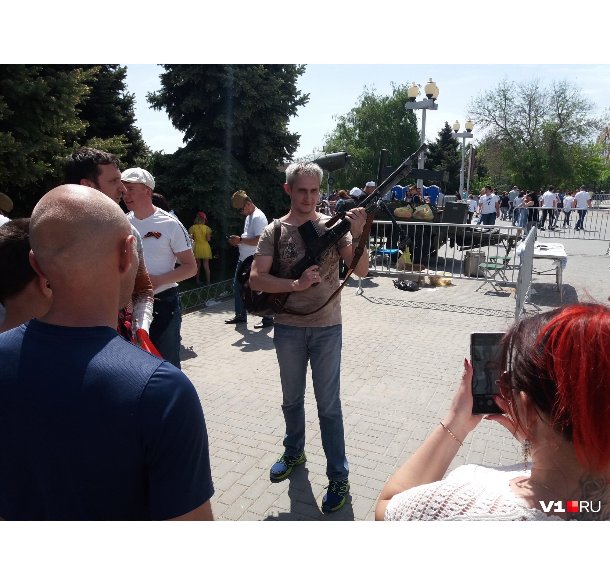 Волгоградцы с удовольствием фотографируется с оружием Второй мировой войны Волгоградцы с удовольствием фотографируется с оружием Второй мировой войны