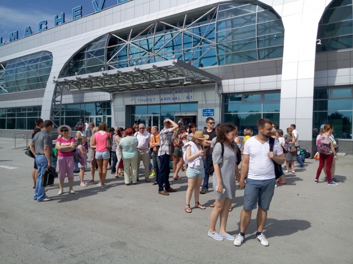 Пассажиры рейса KAR 2537 «Новосибирск – Камрань» ждут автобусов в гостиницу Пассажиры рейса KAR 2537 «Новосибирск – Камрань» ждут автобусов в гостиницу
