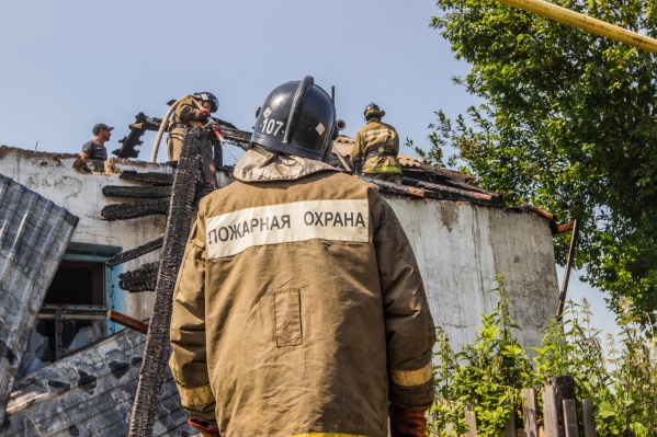 После тушения возгорания пожарные обнаружили тела трёх детей После тушения возгорания пожарные обнаружили тела трёх детей 