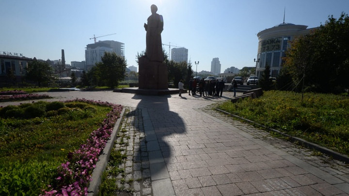 Возле памятника Малышеву положат плитку, которую сняли с Плотинки перед ЧМ-2018