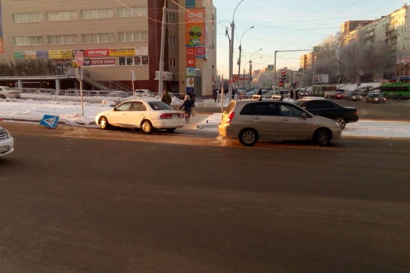 «Форд» вылетел на островок безопасности «Форд» вылетел на островок безопасности