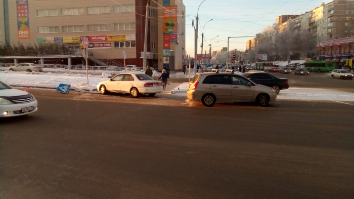 «Форд» вылетел на островок безопасности «Форд» вылетел на островок безопасности