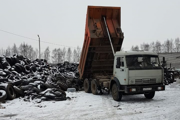 С мусорных площадок вывезли две машины, в каждой из которых было по 16 тонн автомобильных покрышек С мусорных площадок вывезли две машины, в каждой из которых было по 16 тонн автомобильных покрышек 
