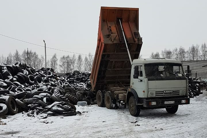 Опасные отходы: в Ярославле водители завалили дворы тоннами старых покрышек