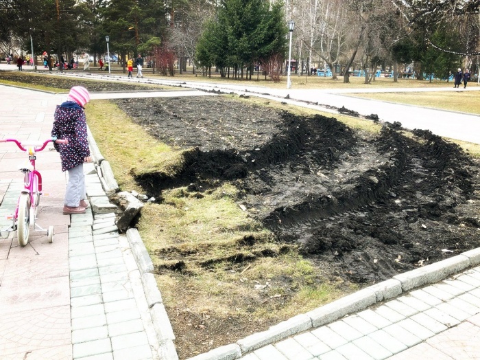 Фура повредила не только клумбу, но и тротуар в центре Нарымского сквера Фура повредила не только клумбу, но и тротуар в центре Нарымского сквера