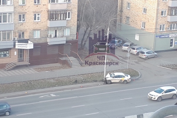 Машина такси влетела прямо в столб Машина такси влетела прямо в столб