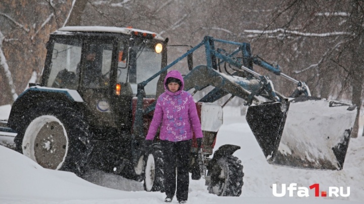 На дорогах опасно: в Башкирии усилился снегопад