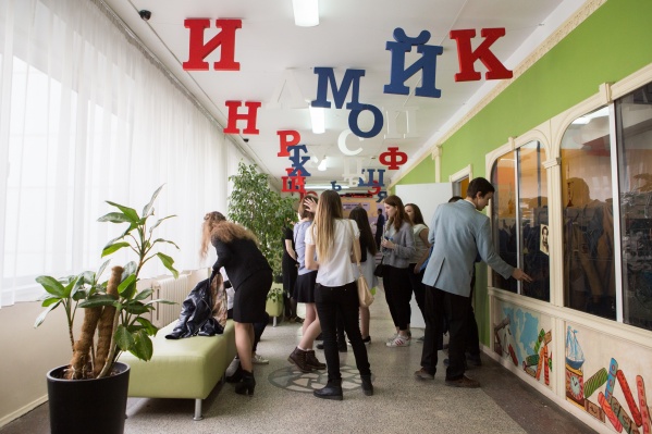 Если у школьника на ЕГЭ увидят телефон, его выгонят с экзамена, а результат аннулируют Если у школьника на ЕГЭ увидят телефон, его выгонят с экзамена, а результат аннулируют