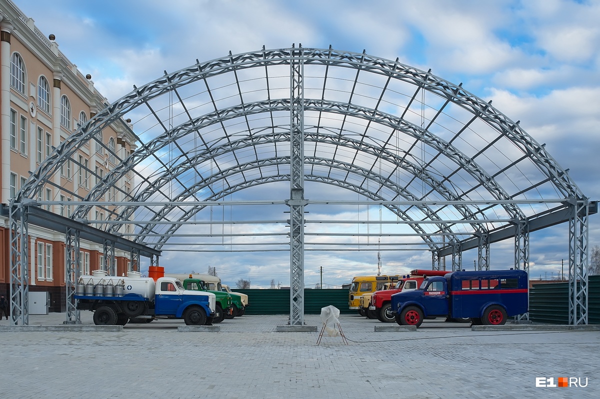 На площадке перед музеем выставили грузовики и автобусы На площадке перед музеем выставили грузовики и автобусы 