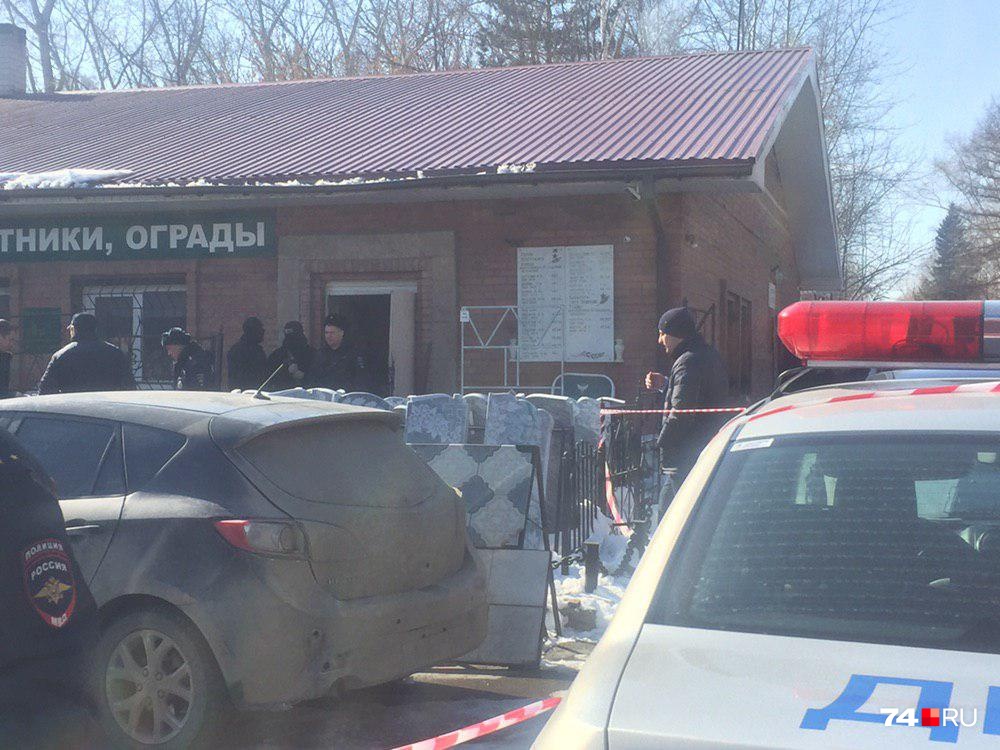 В здании администрации кладбища выломали одну из дверей В здании администрации кладбища выломали одну из дверей
