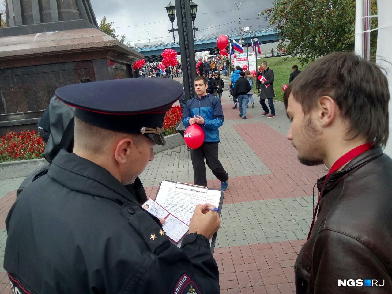Беседа полицейского со студентом-распространителем газет. Фото Кирилла Шматкова
