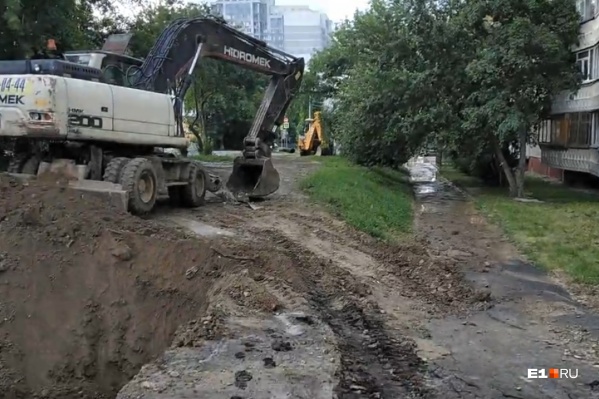 Рабочие, ремонтирующие горячее водоснабжение, повредили и холодное Рабочие, ремонтирующие горячее водоснабжение, повредили и холодное