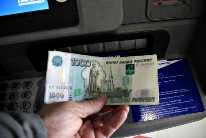 Мужчина забрал забытые в банкомате деньги и попал под уголовное дело