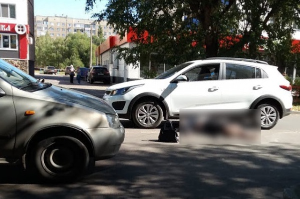От удара женщину откинуло на другой автомобиль От удара женщину откинуло на другой автомобиль