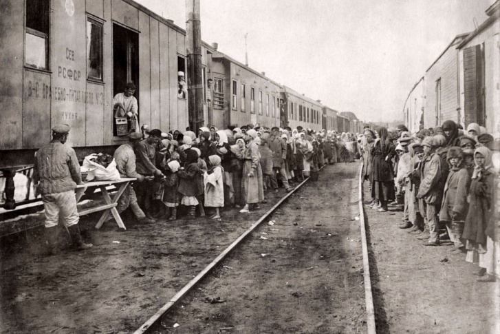 Очередь детей у вагона-кухни у врачебно-питательного поезда, 1921 год