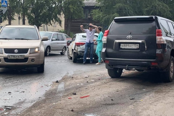 По наблюдениям корреспондента НГС, в аварии столкнулись 4 машины По наблюдениям корреспондента НГС, в аварии столкнулись 4 машины