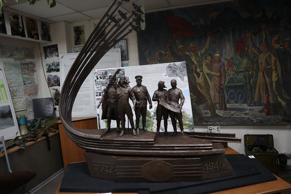 Показаны эскизы памятника героям авиатрассы Аляска — Сибирь у автовокзала