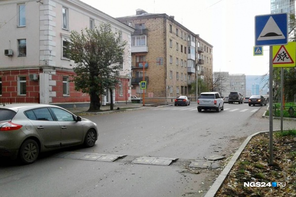 Ранее на Декабристов схему движения поменяли ради ремонта, но решили оставить насовсем Ранее на Декабристов схему движения поменяли ради ремонта, но решили оставить насовсем