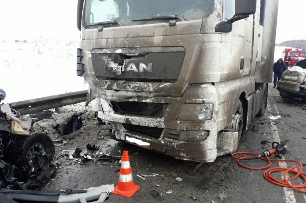 Один из участников ДТП пытался обогнать фуру по встречке Один из участников ДТП пытался обогнать фуру по встречке