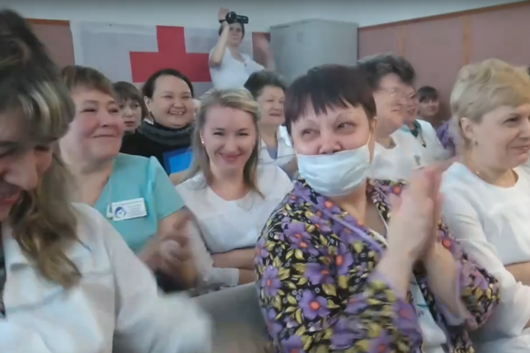 На снимке — реакция персонала центра на озвученную зарплату, которую они якобы получают На снимке — реакция персонала центра на озвученную зарплату, которую они якобы получают
