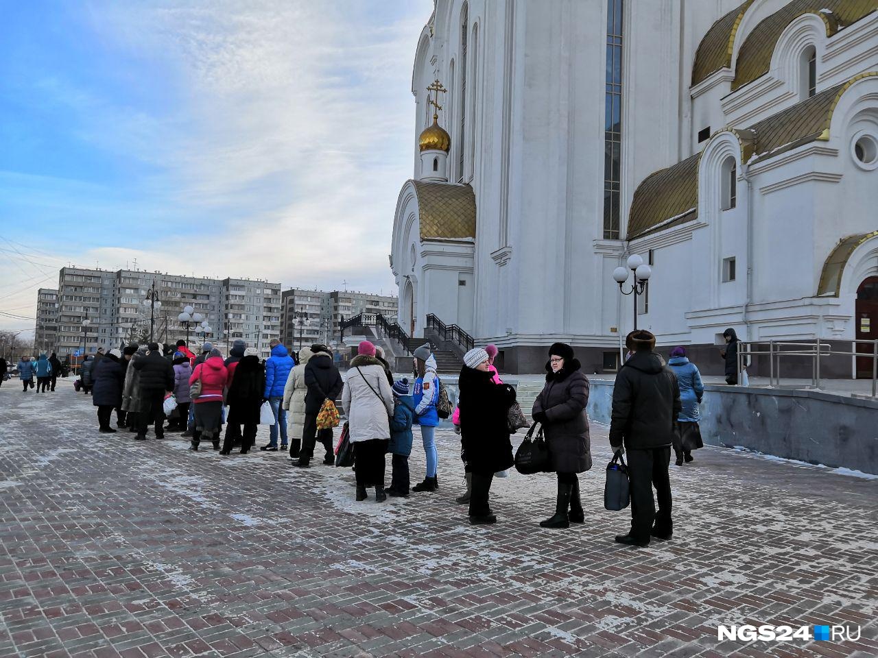 Кстати, в прошлом году мы опрашивали людей: верят ли они в чудесные свойства воды. <a href="https://ngs24.ru/news/more/53404241/?from=listnews" target="_blank" class="_">Читайте, что они рассказывали</a> Кстати, в прошлом году мы опрашивали людей: верят ли они в чудесные свойства воды. <a href="https://ngs24.ru/news/more/53404241/?from=listnews" target="_blank" class="_">Читайте, что они рассказывали</a>