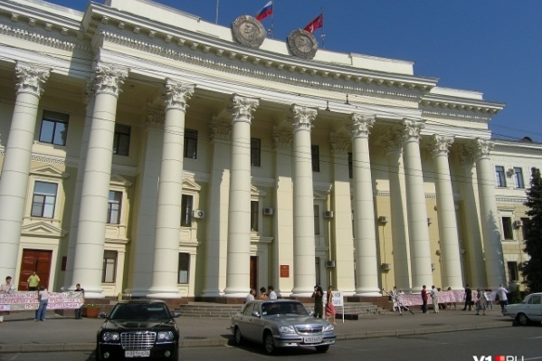 Депутат-матерщинник молча слушал нападки коммунистов на результаты выборов и пенсионную реформу Депутат-матерщинник молча слушал нападки коммунистов на результаты выборов и пенсионную реформу