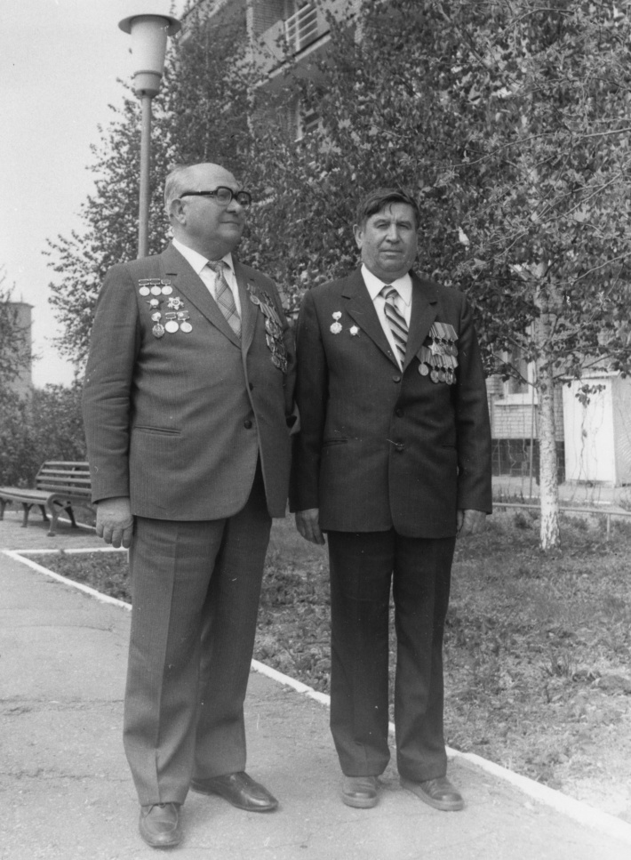 Дмитрий Ильич Козлов (слева) со своим водителем — Александром Сергеевичем Широковым