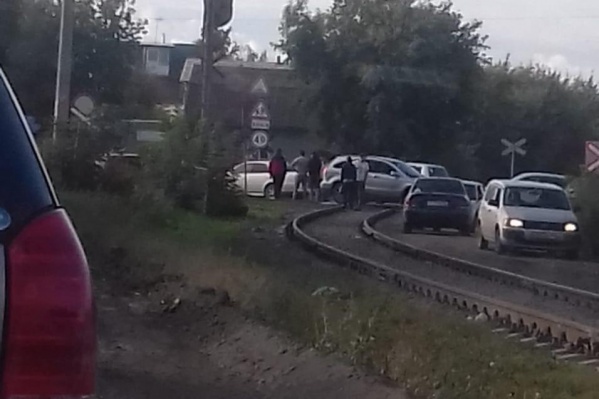 Группа людей требовала с водителей показать паспорта с пропиской и только тогда пропускала через переезд Группа людей требовала с водителей показать паспорта с пропиской и только тогда пропускала через переезд