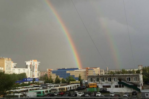 Двойная радуга повисла над северо-западом Челябинска Двойная радуга повисла над северо-западом Челябинска