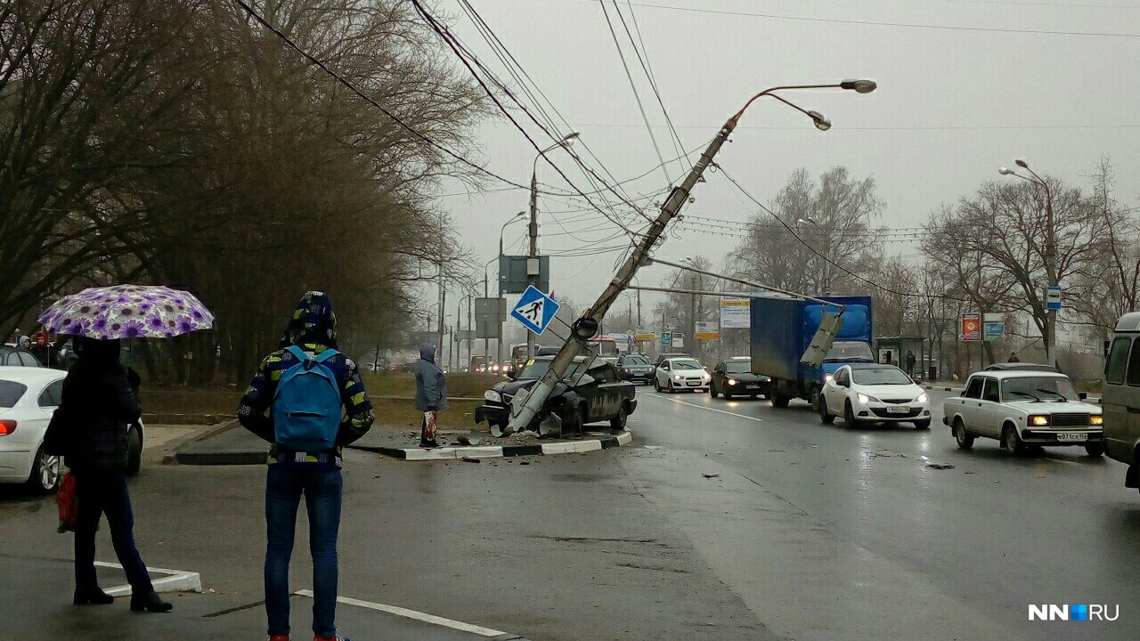 Столб повис на проводах над проезжей частью в Нижегородском районе