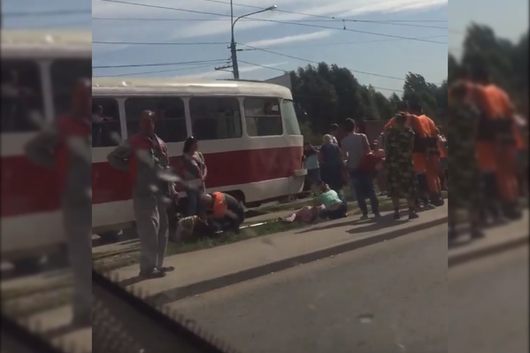 Горожане попытались оказать первую помощь пострадавшим Горожане попытались оказать первую помощь пострадавшим 