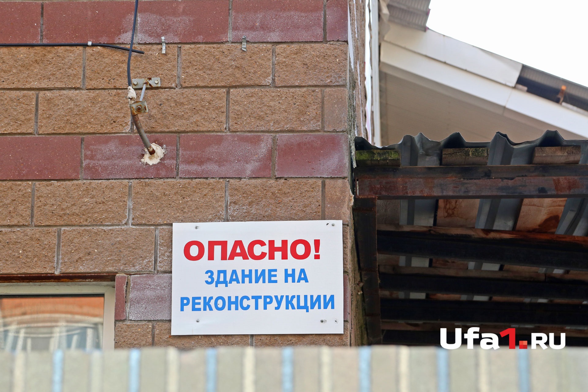 Попасть на территорию рынка не так-то просто, да и лучше не следует... Попасть на территорию рынка не так-то просто, да и лучше не следует...