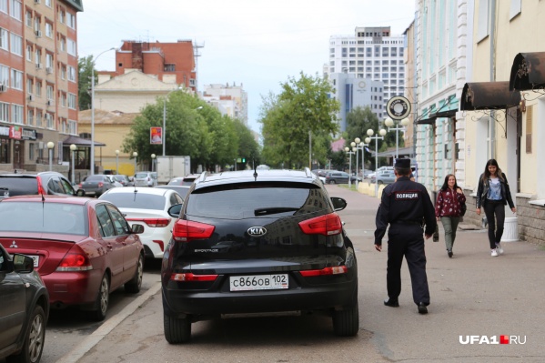 Слева автомобили нормальных людей, справа одиноко стоит транспорт автохама, которому ну очень срочно нужно было попасть в здание, поэтому тротуар он проигнорировал. Вы видите, как проблема автохамов волнует идущего мимо сотрудника полиции? Мы тоже не видим Слева автомобили нормальных людей, справа одиноко стоит транспорт автохама, которому ну очень срочно нужно было попасть в здание, поэтому тротуар он проигнорировал. Вы видите, как проблема автохамов волнует идущего мимо сотрудника полиции? Мы тоже не видим