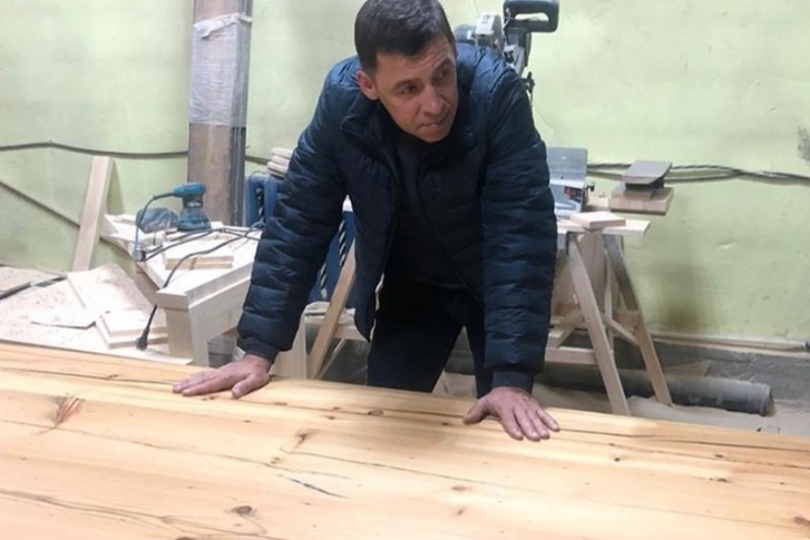 120-летние доски для двух столов губернатор нашел в Ирбите