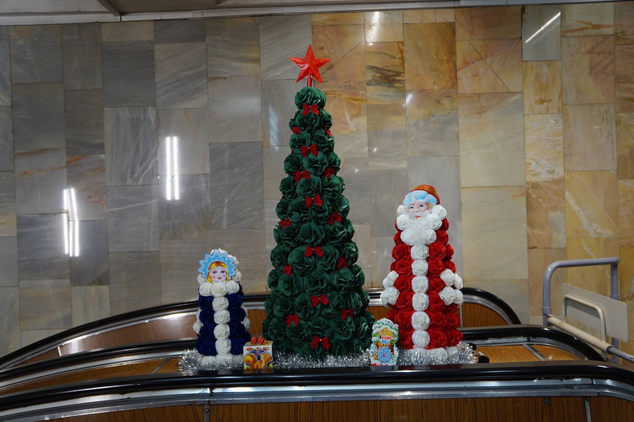 Фото дня. В нижегородском метро сложили Деда Мороза и Снегурочку из роз