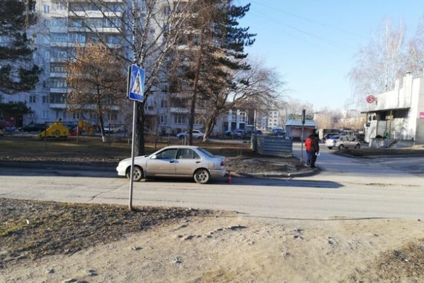 Утром пешеход попал под машину на пешеходном переходе Утром пешеход попал под машину на пешеходном переходе