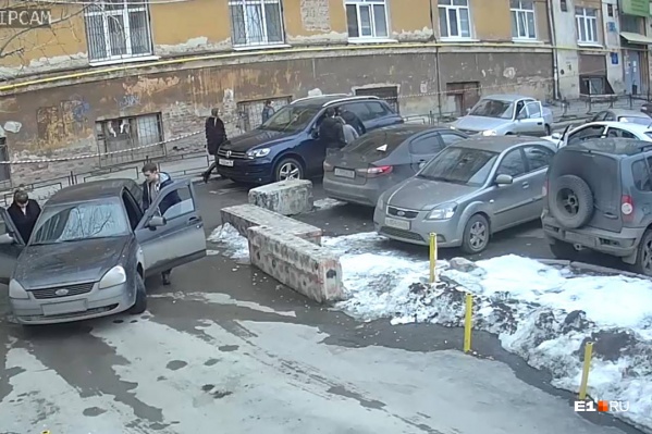 Банальная дорожная ситуация стала поводом для разборок со стрельбой Банальная дорожная ситуация стала поводом для разборок со стрельбой
