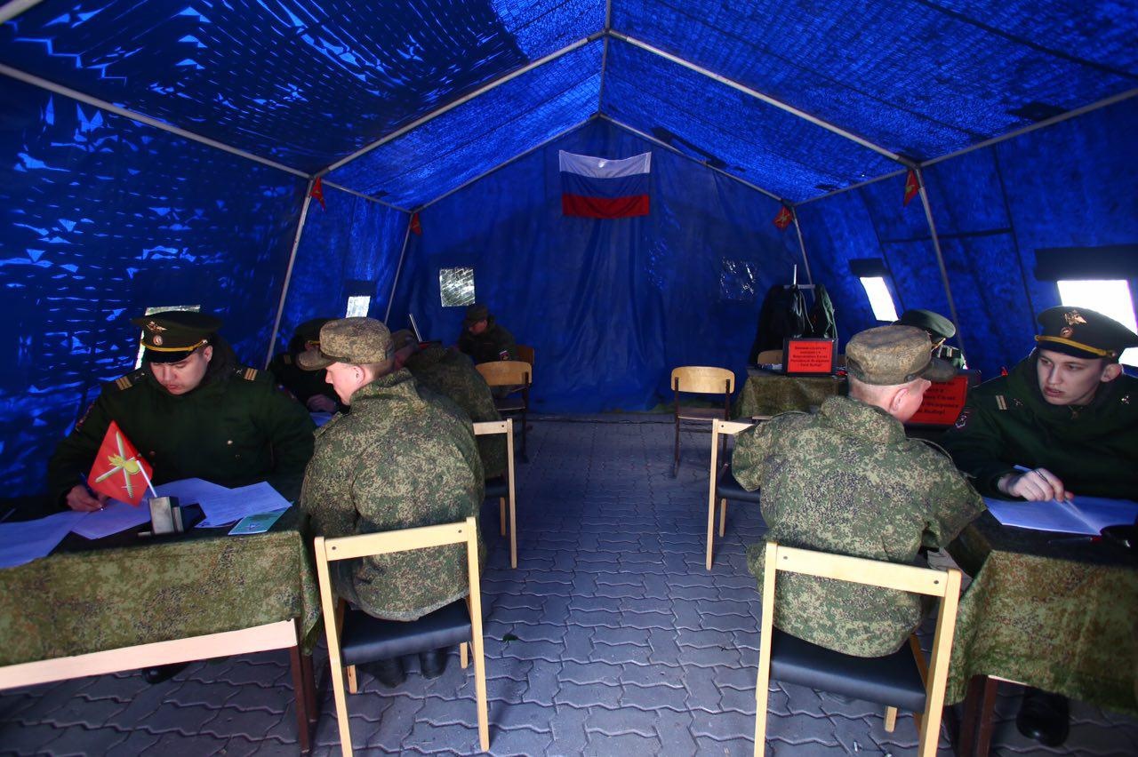 Военные набирают контрактников прямо в Первомайском сквере. Фото Ольги Бурлаковой Военные набирают контрактников прямо в Первомайском сквере. Фото Ольги Бурлаковой