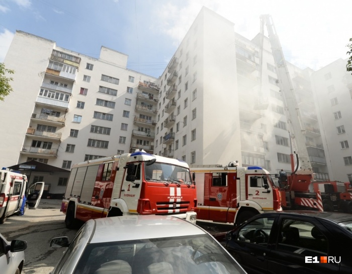 На борьбу с огнём были брошены два десятка спецмашин и полсотни спасателей На борьбу с огнём были брошены два десятка спецмашин и полсотни спасателей