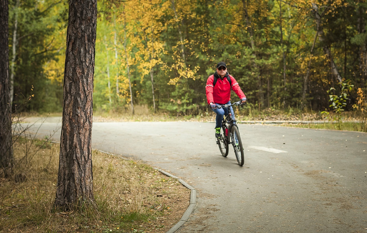 Велосипедисты относительно свободно могут чувствовать себя на специальных велодорожках, которых в России крайне мало