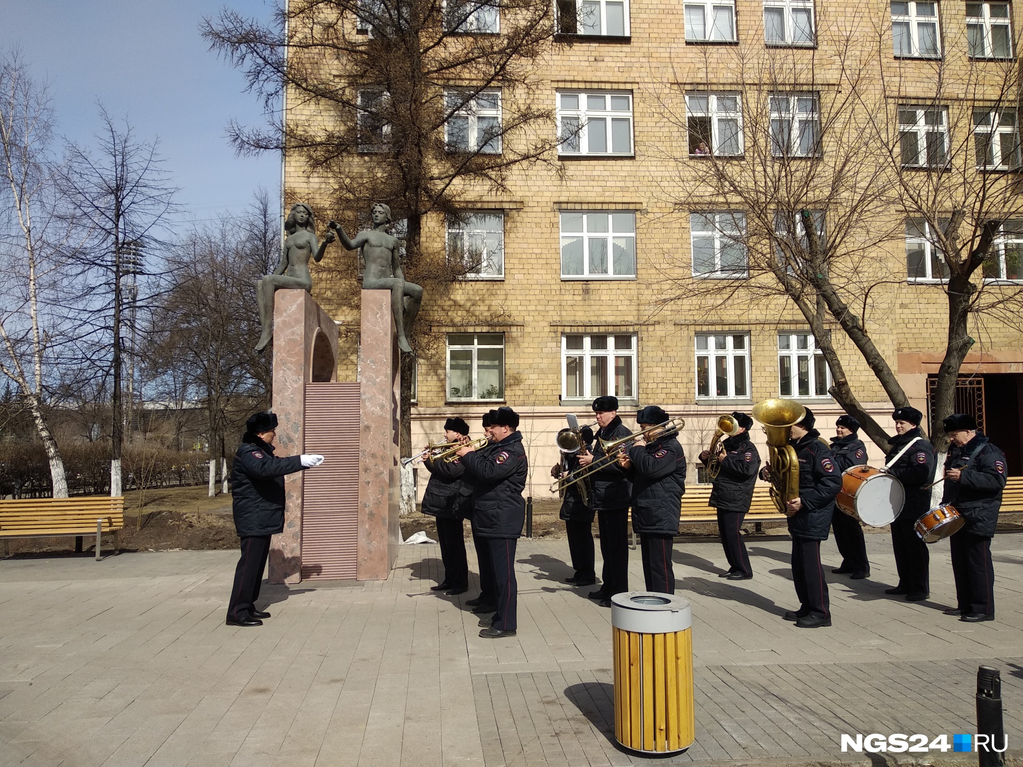Полицейские устроили флешмоб в центре Красноярска с оркестром и собакой: смотрим, как это было
