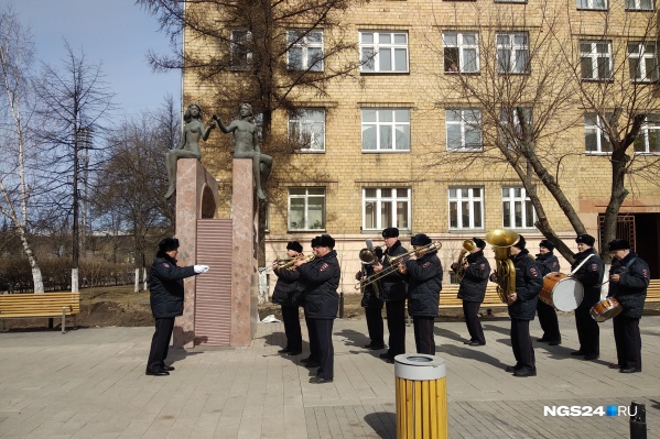 Полиция выступила с оркестром на проспекте Мира Полиция выступила с оркестром на проспекте Мира