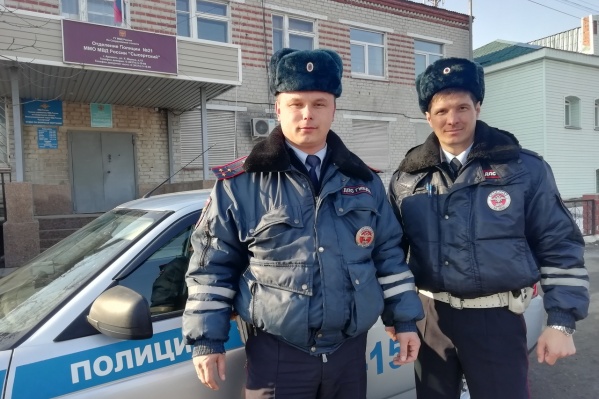 Илья Скворцов и Вячеслав Каргополов ехали по маршруту патрулирования и увидели растерянных челябинцев Илья Скворцов и Вячеслав Каргополов ехали по маршруту патрулирования и увидели растерянных челябинцев